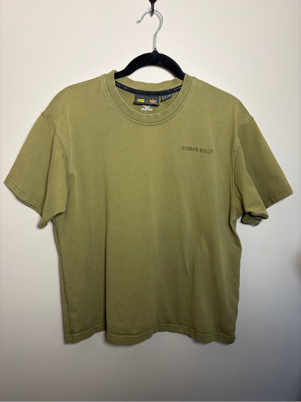 Adidas Originals × Pharrell Williams
Human race T-shirt olive green
